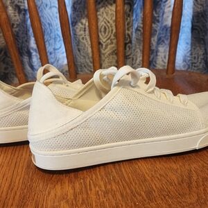OluKai Women's Pehuea Li White Fashion SneakerSize 8.5 Mesh Summer Beachy Casual